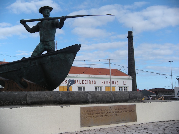 Il monumento ai balenieri davanti al Museo nell'ex Fabbrica