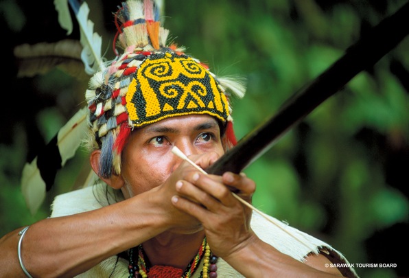 Un appartenente della tribù Iban