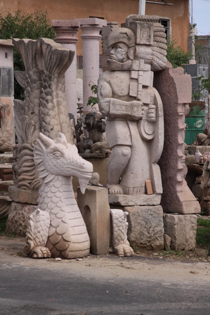 Tzintzuntzan, per strada le statue in cantera