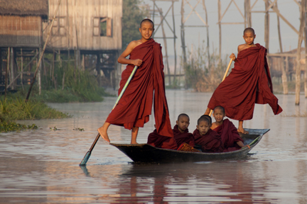 Monaci sulle tipiche imbarcazioni birmane