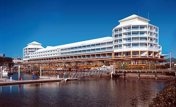 Shangri-La Hotel e la Marina di Cairns