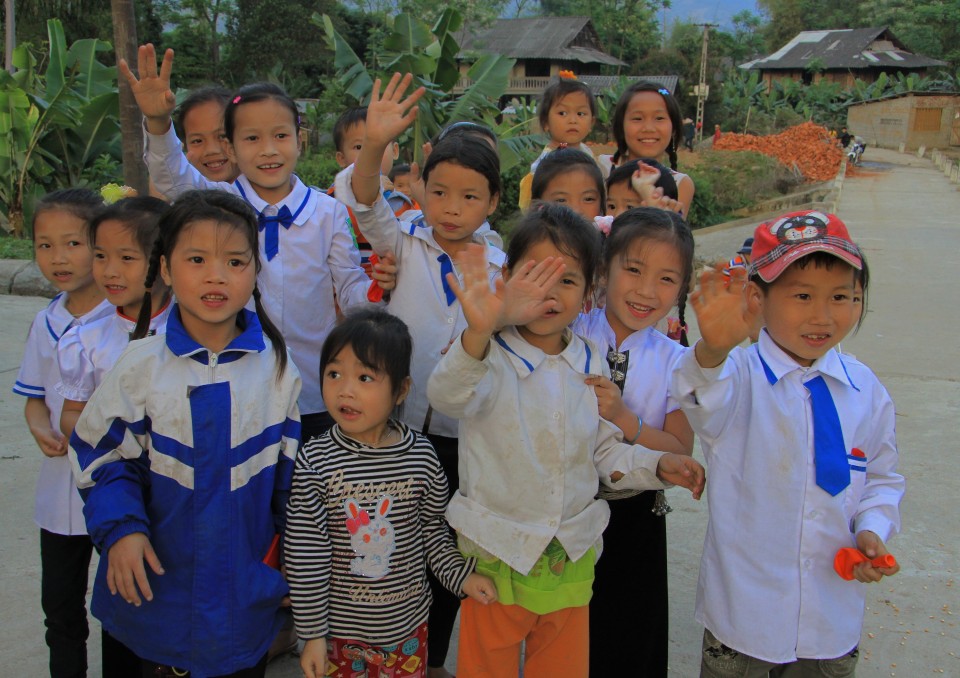 I festanti bimbi dei villaggi di Mai Chau