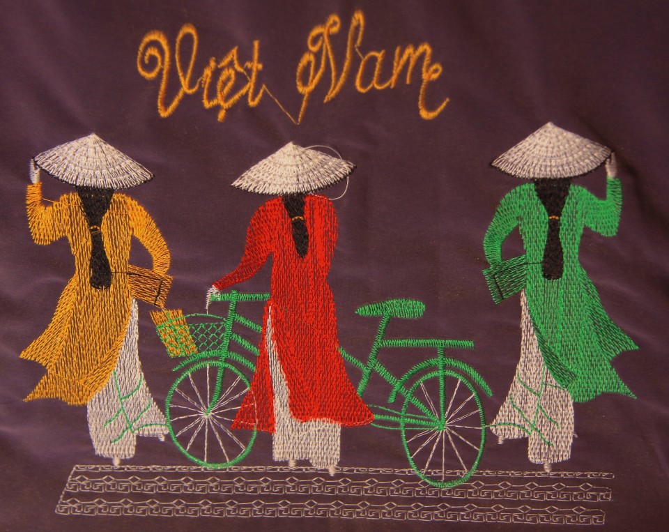 Un quadro con le vietnamite e le loro vesti