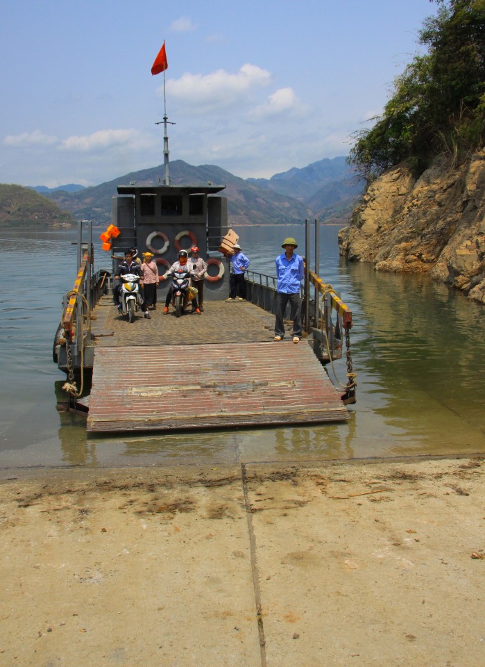Il battello antidiluviano che fa passare il lago Thong Bao