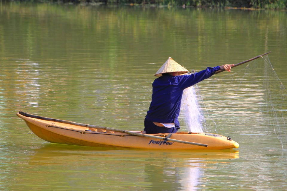 Pesca nel lago di Thong Bao