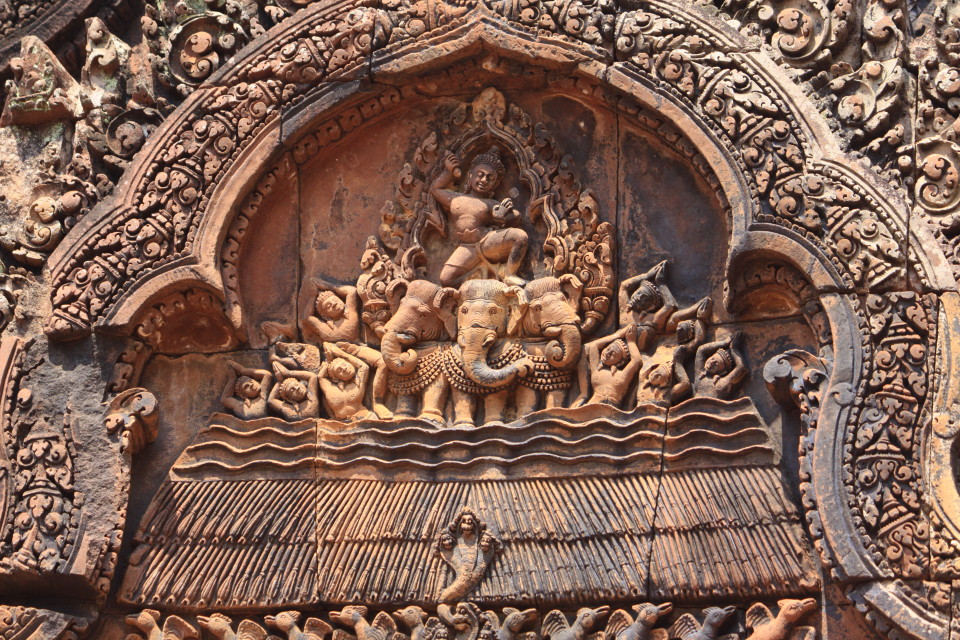I fini ricami khmer scolpiti nel tempio