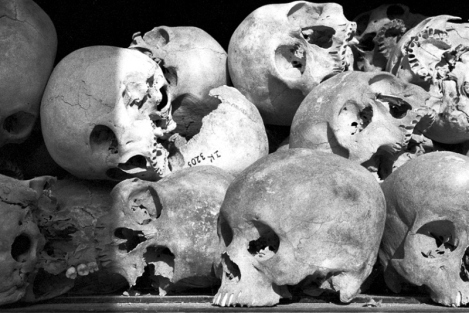 Cambogia, teschi nella teca nel luogo del genocidio di Pol Pot (foto di Antonello Serrao)