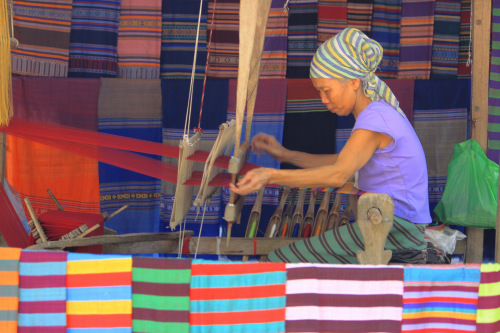 Vietnam, donna di etnia Thai al telaio