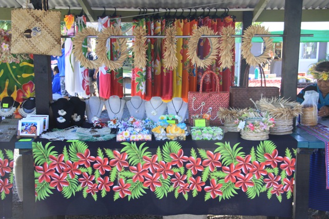 Prodotti artigianali al mercato Punanga Nui Market di Rarotonga