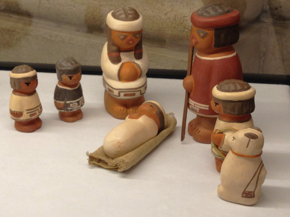 Cile, statuine in stile Inca, notare quella con orso polare al guinzaglio.