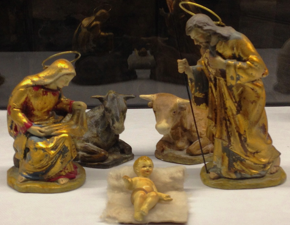 Spagna, natività in cartapesta ed uso della foglia d'oro per i panneggi. Il Bambin Gesù giace su un vello di vera pecora.