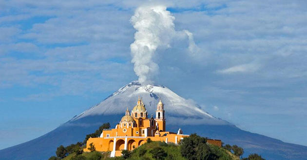 Sullo sfondo Popocatepetl