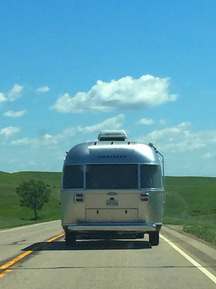 On the road con il classico camper americano