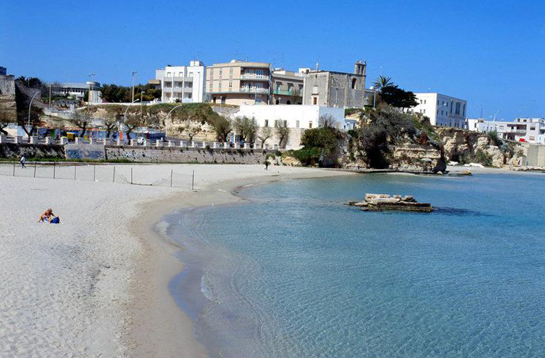 Otranto La Magnifica Spiaggia Del Centro Dolce Vita Travel Magazine