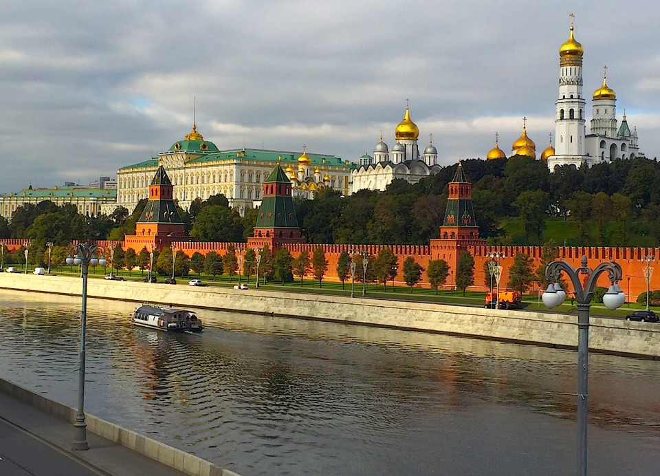 Sulla Moscova con dietro il Cremlino e le guglie di Piazza delle Cattedrali