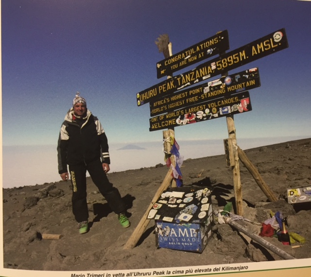 Mario sull'Uhruru Peak, la cima più alta del Kilimanjaro