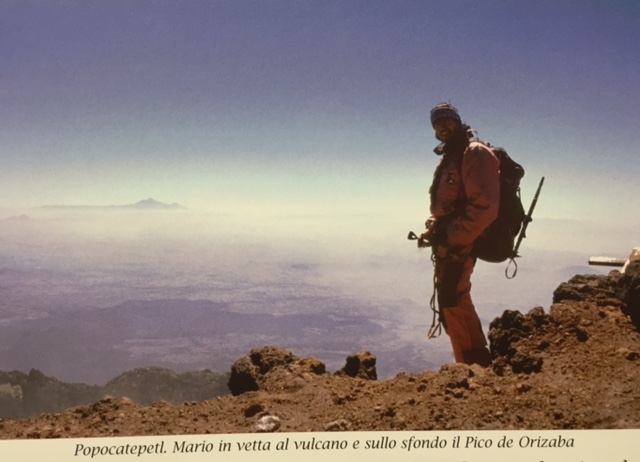 Pocatapetl, Mario in vetta al vulcano e sullo sfondo il Pico di Orizaba