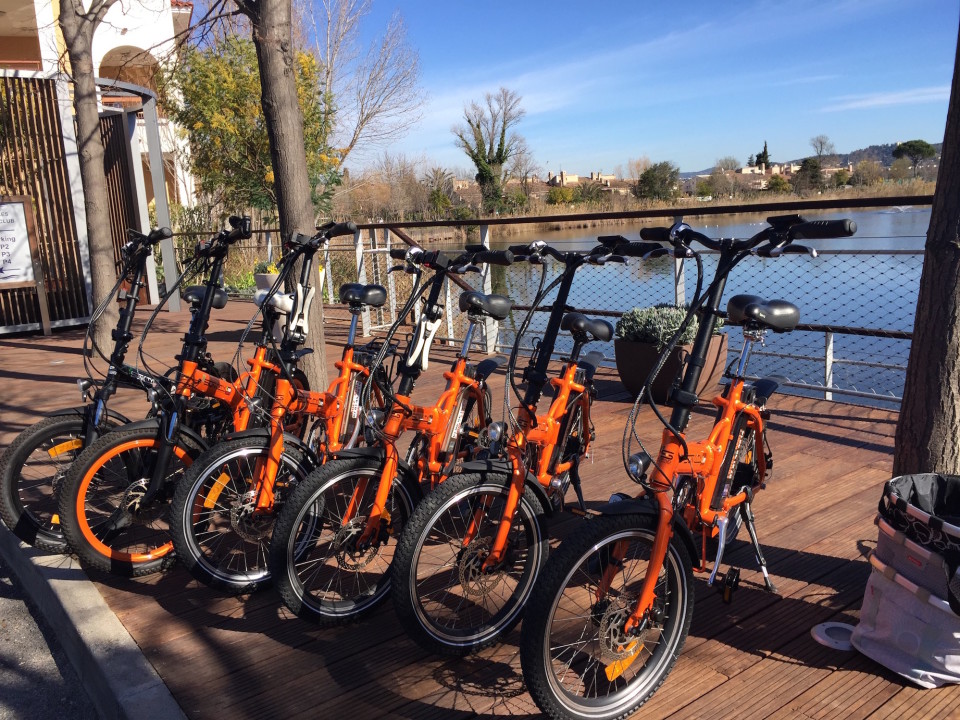 Le bici elettriche fuori dal Resort