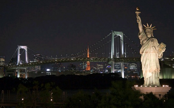 Statua della libertà di Obaida a Tokyo (sullo sfondo il Ponte copia di Brooklyn)