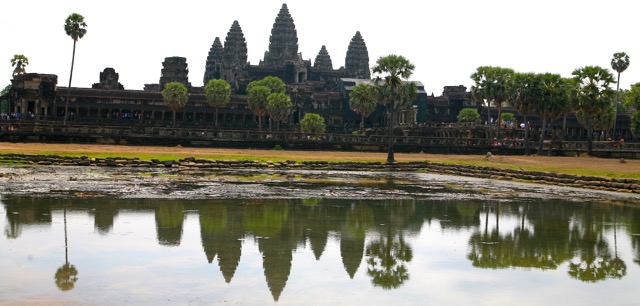 Angkor Wat si rilfette nell'acqua
