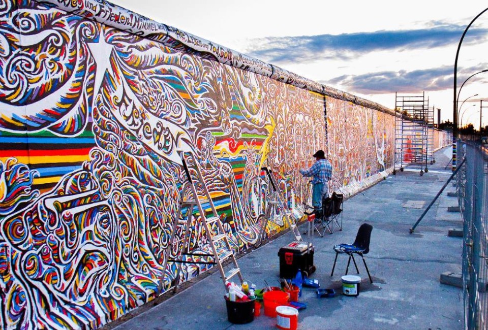 Il Muro di Berlino con 'graffitari' e graffiti