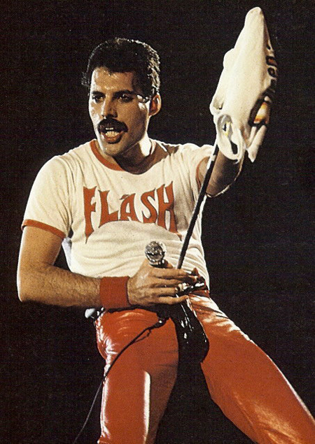 Mercury con la maglietta di Flash Gordon