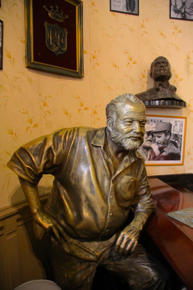 El Floridita con la statua di Hemingway al bancone