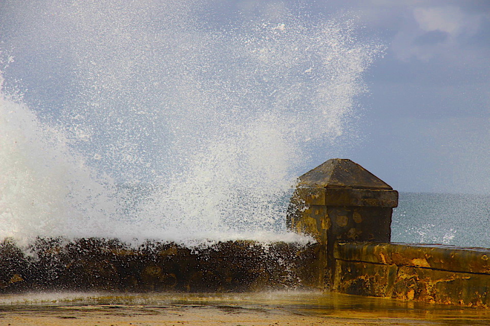 Nei giorni di vento l'Oceano straripa sul Malecon