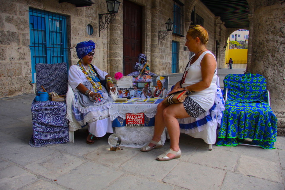 Una lettura di carte nel centro dell'Avana