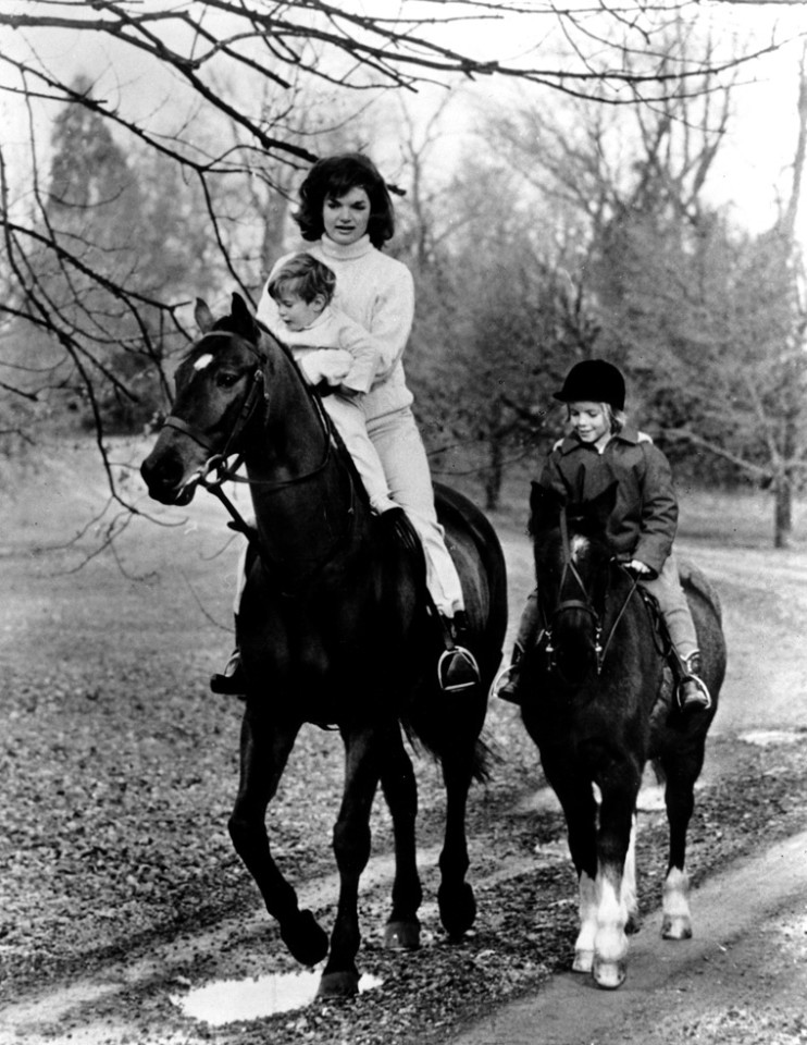 First Lady Jacqueline Kennedy a cavallo con i figli, ritratta nel Museo di Boston.