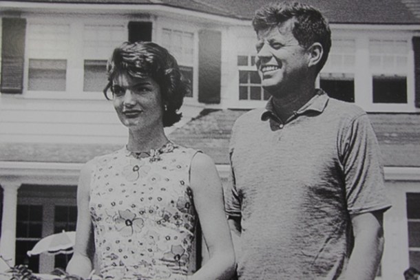Una delle foto della coppia Kennedy esposta al Museo nel Berkshires