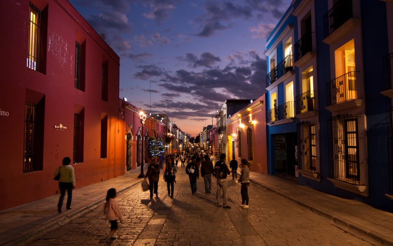 Camminando di notte nel cuore di Oaxaca