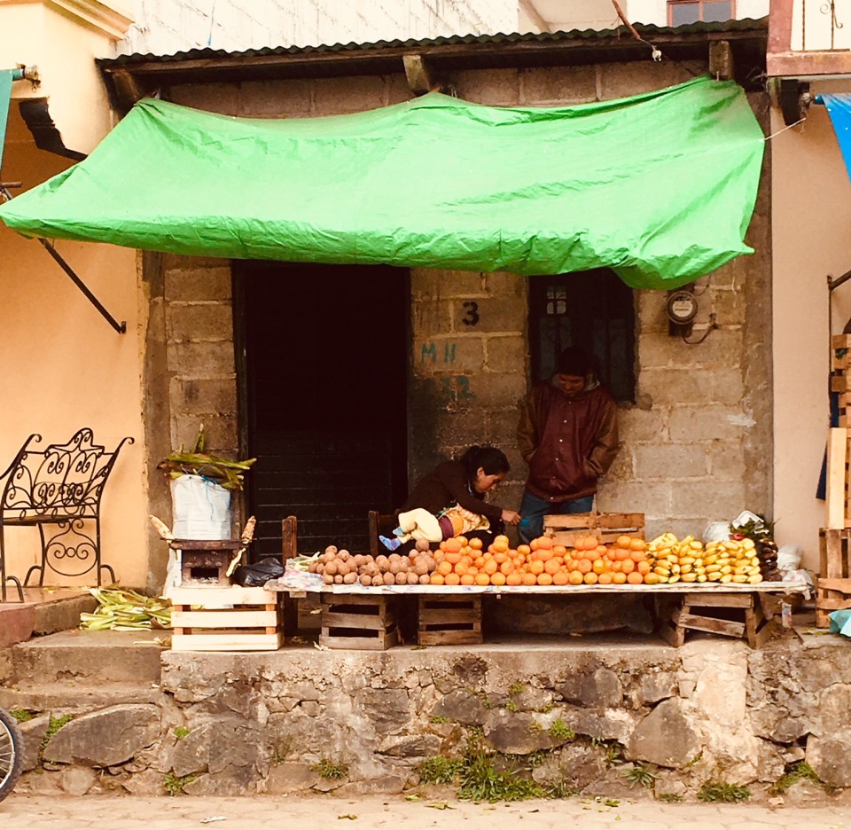 Un banco di frutta per strada a San Cristobal  de las Casas