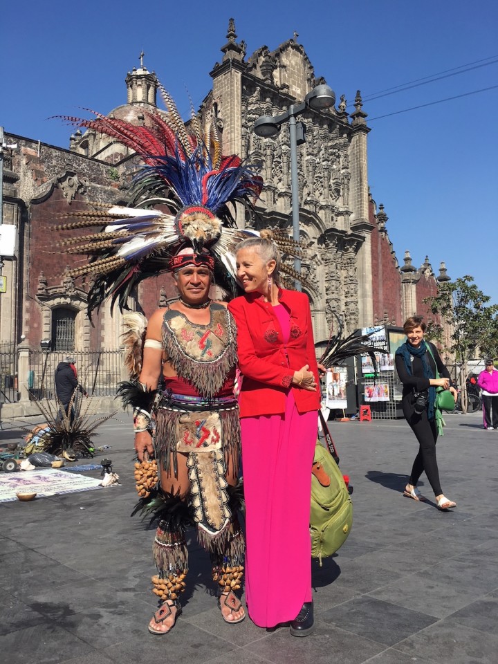 Con un indigeno in costume azteco in centro a Mexico City