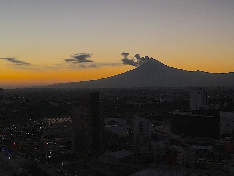 Dalla ruota panoramica si vede Popocatepetl che sbuffa