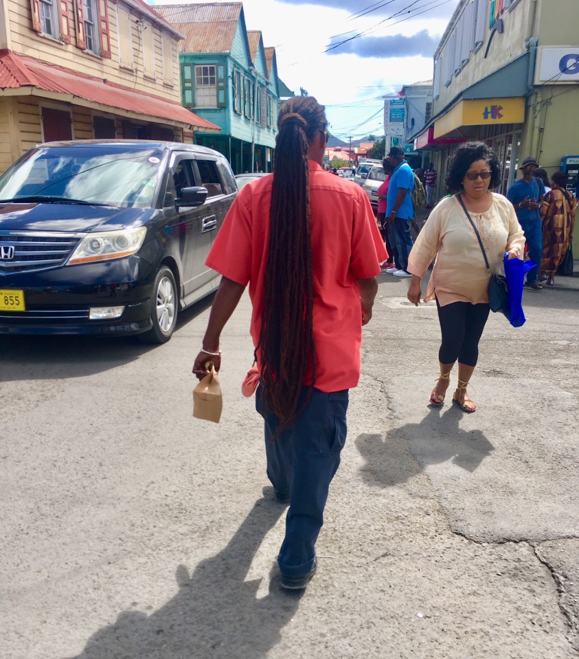 Per le strade di St Johns di Antigua