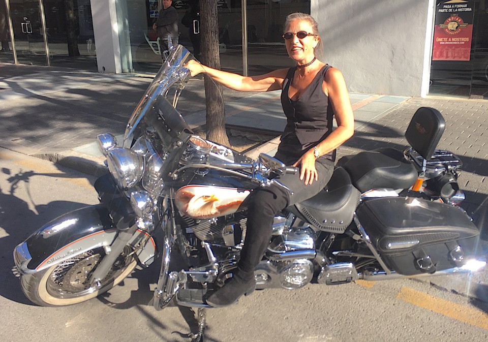 La direttrice Savina Sciacqua in sella ad una Harley